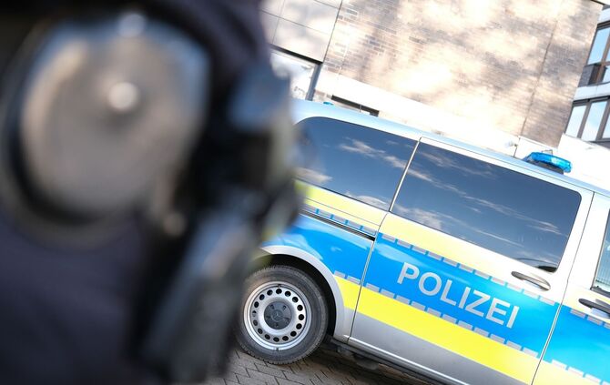 Der 20-Jährige wurde in der Nähe des Tatorts festgenommen. (Symbolbild)