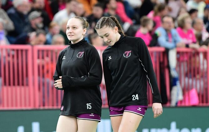 Klara Schlipf (rechts im Bild neben Katharina Goldammer) ist künftig Teil des Profikaders bei der TuS Metzingen.