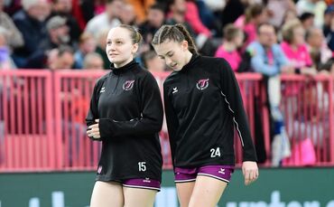 Klara Schlipf (rechts im Bild neben Katharina Goldammer) ist künftig Teil des Profikaders bei der TuS Metzingen.