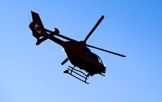Der Mann wurde mit einem Rettungshubschrauber in ein Krankenhaus gebracht. (Symbolbild)