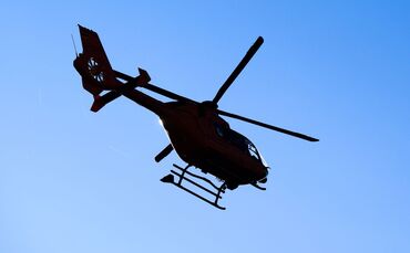 Der Mann wurde mit einem Rettungshubschrauber in ein Krankenhaus gebracht. (Symbolbild)
