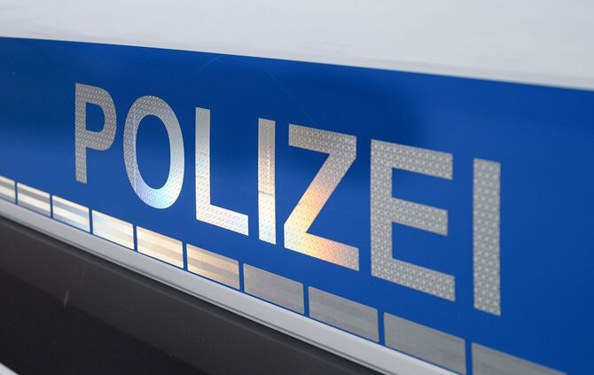 Der Polizei-Schriftzug auf einem Einsatzwagen.