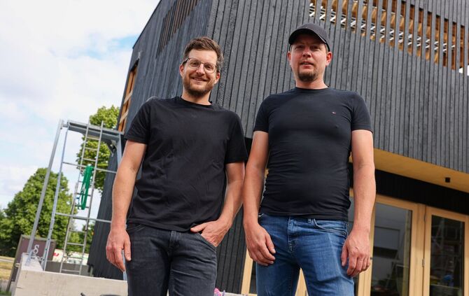 David und Markus Siegloch vor der fast fertigen Vinothek mit Dachterrasse. Die besondere, nach einem speziellen Verfahren verkoh