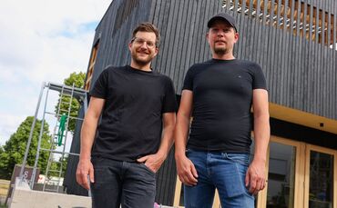 David und Markus Siegloch vor der fast fertigen Vinothek mit Dachterrasse. Die besondere, nach einem speziellen Verfahren verkoh