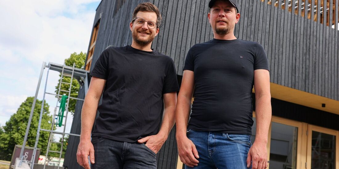 David und Markus Siegloch vor der fast fertigen Vinothek mit Dachterrasse. Die besondere, nach einem speziellen Verfahren verkoh