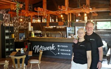 Ina Haußer und Umberto Arnold haben das Vereinsheim beim Tennisclub Geradstetten übernommen. Zuvor servierten die beiden im "Caf