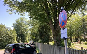 Wer im Schatten von Bäumen des Stadtfriedhofs parkt, riskiert in einem bestimmten Bereich Blechschaden. Die Stadt warnt mit Schi
