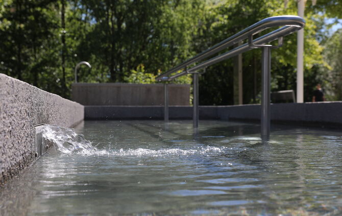 Das Kneipp-Becken im Schorndorfer Stadtpark: Für eingefleischte "Kneippianer" ein Gesundheitsruhepol, für Kleinkinder bei heißen