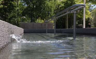 Das Kneipp-Becken im Schorndorfer Stadtpark: Für eingefleischte "Kneippianer" ein Gesundheitsruhepol, für Kleinkinder bei heißen
