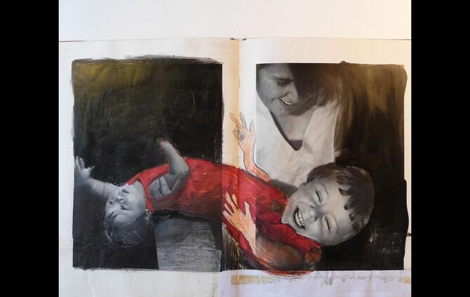 Künstlerbuch von Heike Lydia Grüß mit übermalten Fotografien in der Ausstellung „Afterimage" in Backnang.