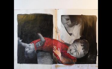 Künstlerbuch von Heike Lydia Grüß mit übermalten Fotografien in der Ausstellung „Afterimage" in Backnang.