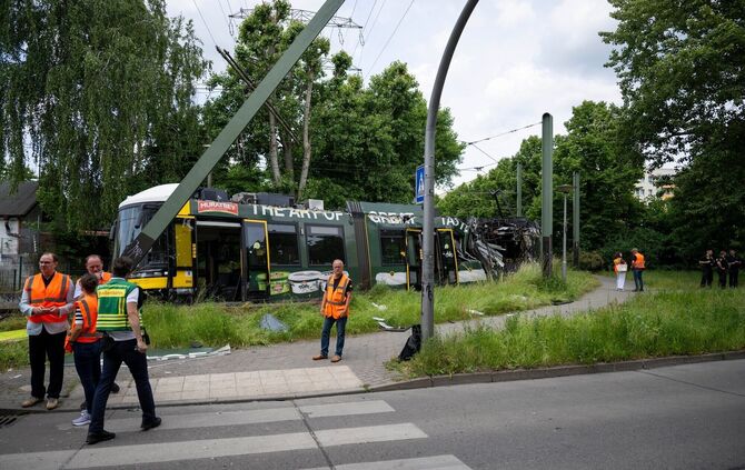 Eine Straßenbahn in Neu Hohenschönhausen ist entgleist. Bei dem Unfall gab es viele Verletzte.