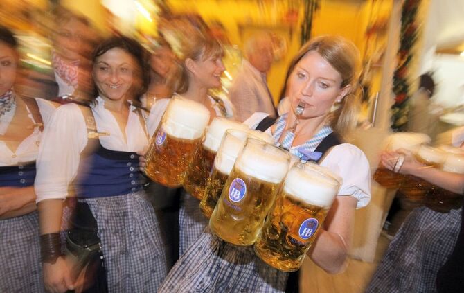 Die Wiesnmaß knackt in diesem Jahr die 15-Euro-Marke. (Archivbild)