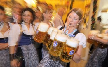 Die Wiesnmaß knackt in diesem Jahr die 15-Euro-Marke. (Archivbild)