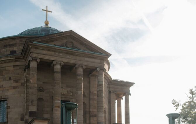 Teilnehmer üben Yoga vor der Freitreppe der Grabkapelle auf dem Württemberg.