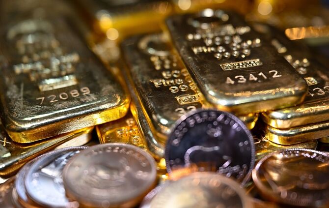 Zwei falsche Polizisten erbeuteten das Gold von einer älteren Frau. (Symbolbild)