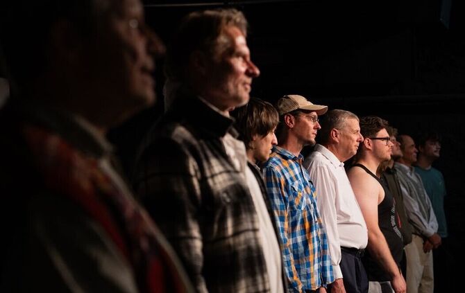 Das Ensemble der Backnanger Bürgerbühne bei „Boys do Cry" im Bandhaus Theater.