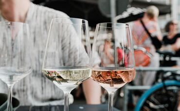 Ein Highlight unter den Sommerfesten ist das Stuttgarter Weindorf (Symbolfoto).