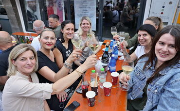Gut gelaunte Frauenrunde beim Altstadtest 2025: Die Stadtparty ist seit jeher ein Treff für Freundeskreise aller Art (Symbolfoto
