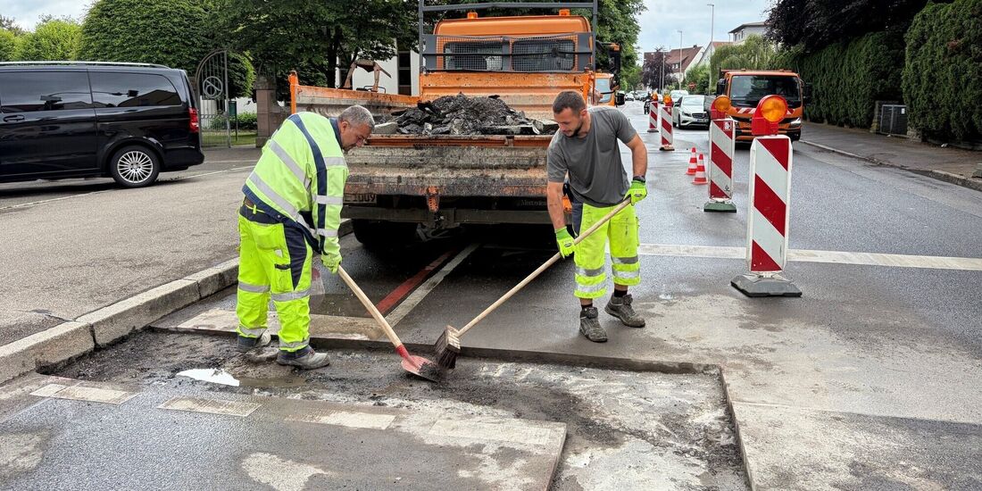 Jasharaj Sabit (links) und Shkelzen Shukolli bei der Arbeit an der Schorndorfer Straße.