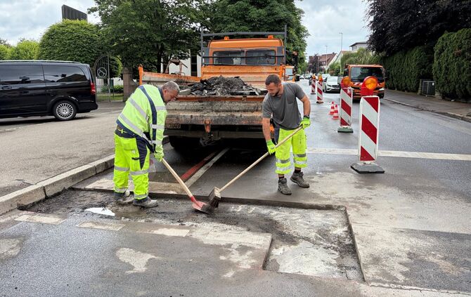 Jasharaj Sabit (links) und Shkelzen Shukolli bei der Arbeit an der Schorndorfer Straße.