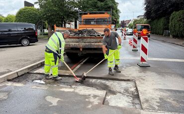 Jasharaj Sabit (links) und Shkelzen Shukolli bei der Arbeit an der Schorndorfer Straße.