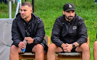 Cheftrainer Patrik Ribeiro-Pais (links) ist im Urlaub, für ihn hat Co-Trainer Oguzhan Cay (rechts) das Kommando auf der Bank des