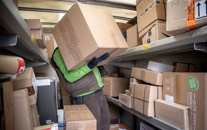 Der Paketbote entwendete Warensendungen im Wert von rund 20.000 Euro. (Symbolbild)