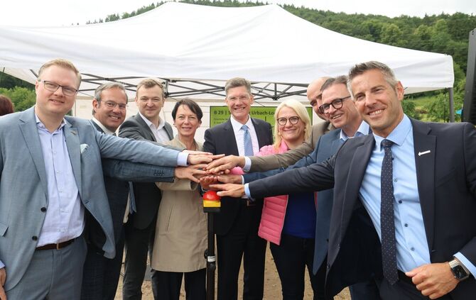 Sie drücken einen Knopf, dessen Funktion sich darin erschöpft, da zu sein - von rechts: Stefan Hein (Landratsamt Rems-Murr), Joa