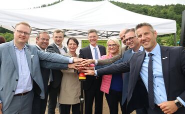 Sie drücken einen Knopf, dessen Funktion sich darin erschöpft, da zu sein - von rechts: Stefan Hein (Landratsamt Rems-Murr), Joa