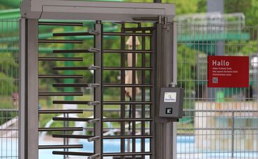 Ein Wunnebadgast kritisiert, dass am 26.5. noch um 7.20 Uhr kein Personal die Tür zum Foyer öffnete - bewusste Ausgrenzung von B