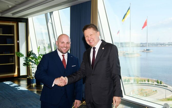 AfD-Politiker Markus Frohnmaier: Handshake mit Putins Vertrautem und Gazprom-Chef Alexej Miller beim Wirtschaftsforum in St. Pet