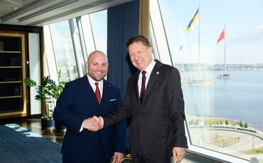 AfD-Politiker Markus Frohnmaier: Handshake mit Putins Vertrautem und Gazprom-Chef Alexej Miller beim Wirtschaftsforum in St. Pet
