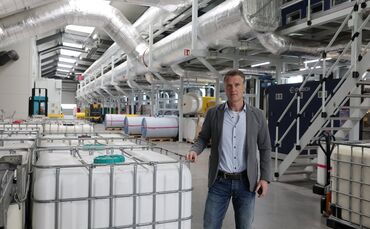 Was macht die Firma Astorplast? Geschäftsführer Stefan Stampfer zeigt, was hier in Alfdorf produziert wird – und woher man die P