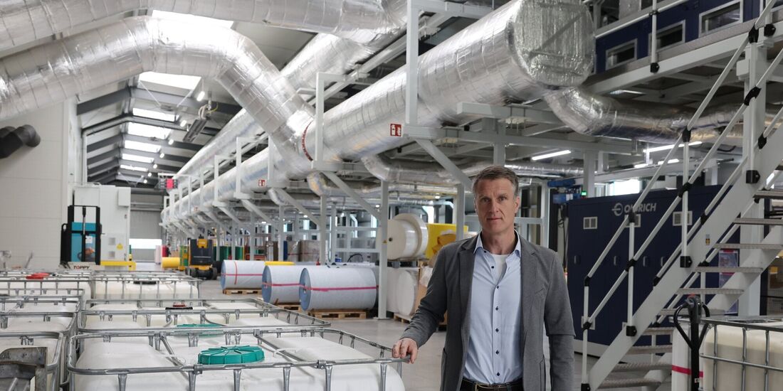 Was macht die Firma Astorplast? Geschäftsführer Stefan Stampfer zeigt, was hier in Alfdorf produziert wird – und woher man die P