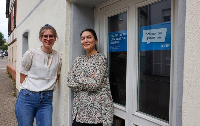 Kernen-Redakteurin Lynn Nagy (links) und Fellbach-Redakteurin Zülal Acar (rechts) beim Eingang der neuen Pop-up-Redaktion in der