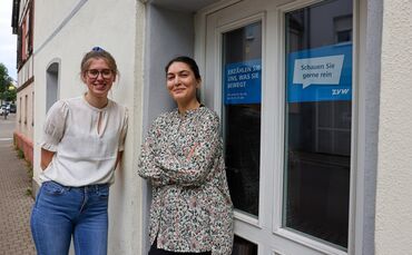 Kernen-Redakteurin Lynn Nagy (links) und Fellbach-Redakteurin Zülal Acar (rechts) beim Eingang der neuen Pop-up-Redaktion in der