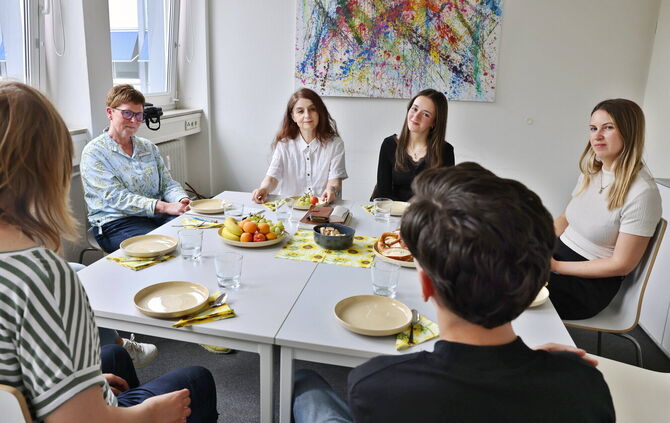 Beate Bader, Gabriela Biesiadecka, Zeynep Gözitok und Jana Burger im Gespräch mit zwei jungen Menschen, die an der Maßnahme "Fre