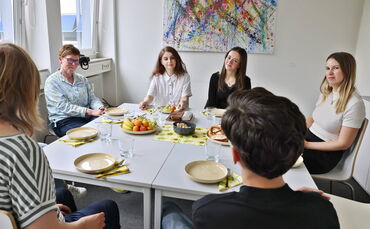 Beate Bader, Gabriela Biesiadecka, Zeynep Gözitok und Jana Burger im Gespräch mit zwei jungen Menschen, die an der Maßnahme "Fre