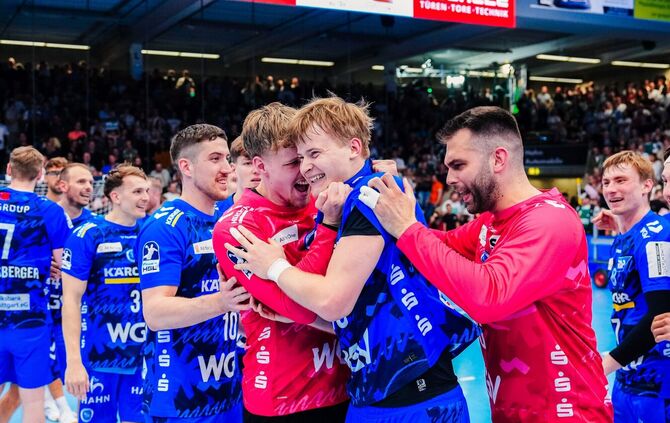 Der TVB-Youngster Youngster Linus Schmid wird von den Torhütern Jorick Pol und Miljan Vujovic (rechts) geherzt. Samuel Röthlisbe