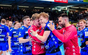 Der TVB-Youngster Youngster Linus Schmid wird von den Torhütern Jorick Pol und Miljan Vujovic (rechts) geherzt. Samuel Röthlisbe