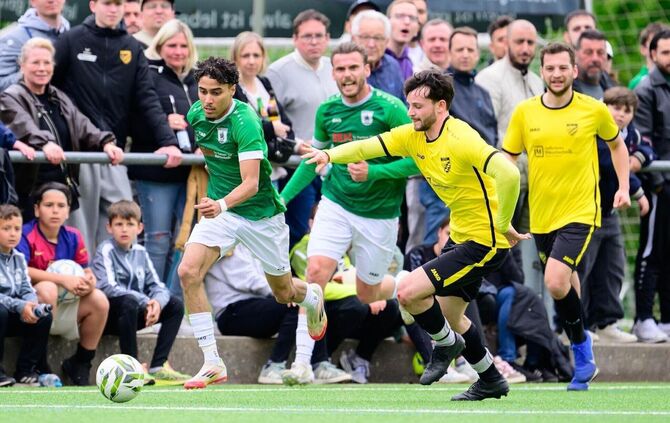 Der SV Hegnach (am Ball: Hamza Kifane) und die Spvgg Rommelshausen (Lasse Schrag und Martin Nokaj) kämpfen noch um Platz zwei in
