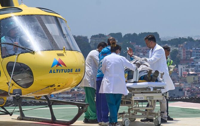 Der Bergführer wurde nach seiner Rettung in ein Krankenhaus gebracht.