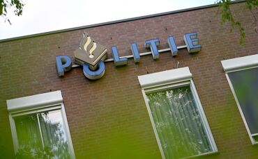 Schriftzug "Politie" an einem Polizeirevier
