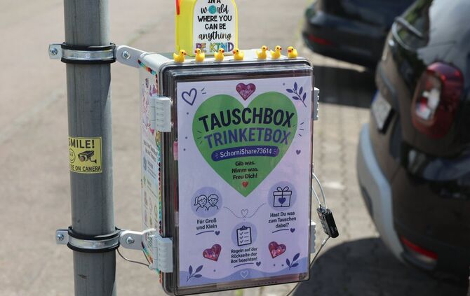 "Gib was, nimm' was, freu' Dich": Das ist das Prinzip der Tauschbox mit kleinen "Trinkets"  in der Aichenbachstraße in Schorndor