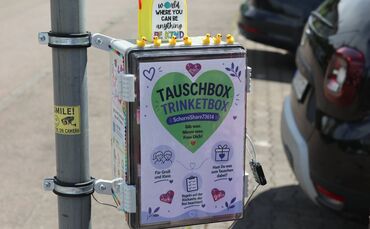 "Gib was, nimm' was, freu' Dich": Das ist das Prinzip der Tauschbox mit kleinen "Trinkets"  in der Aichenbachstraße in Schorndor