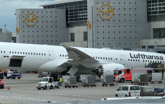 Das Bugfahrwerk eines Lufthansa-Dreamliners knickte vor dem Terminal ein.