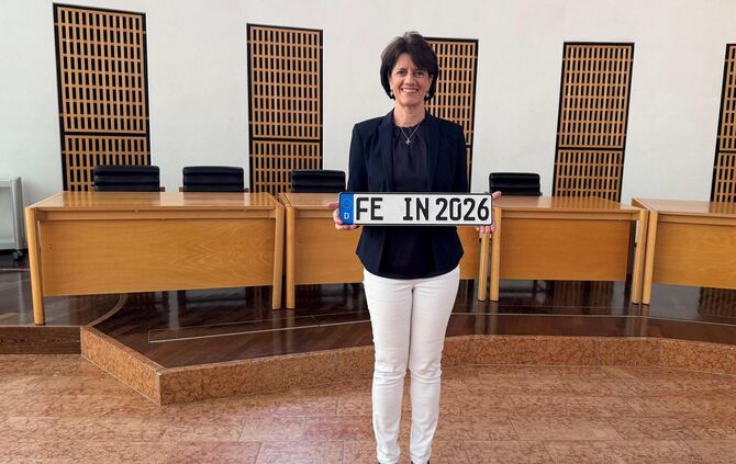 Oberbürgermeisterin Gabriele Zull hält eine mögliche Kennzeichen-Kombination in den Händen.
