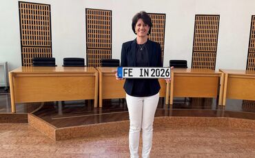 Oberbürgermeisterin Gabriele Zull hält eine mögliche Kennzeichen-Kombination in den Händen.