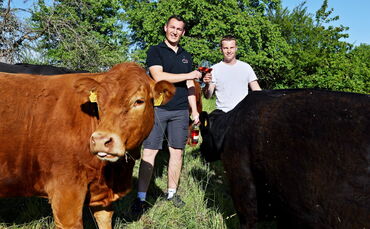 Wengertersohn Laurenz Sigle (links) und Landwirt Valentin Rommel halten auf den Wiesen zwischen Gundelsbach und Großheppach Angu
